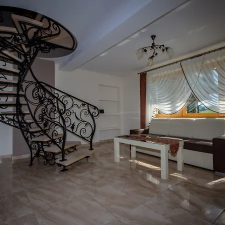 Podhalanski Dworek Z Jacuzzi Oda ve Kahvaltı 3*