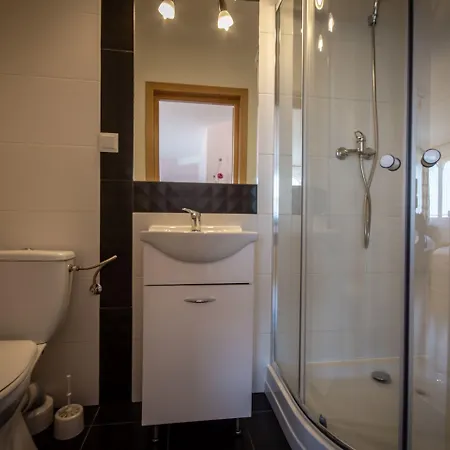 Podhalanski Dworek Z Jacuzzi Oda ve Kahvaltı Leśnica