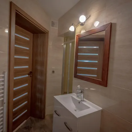 לינה וארוחת בוקר Podhalanski Dworek Z Jacuzzi