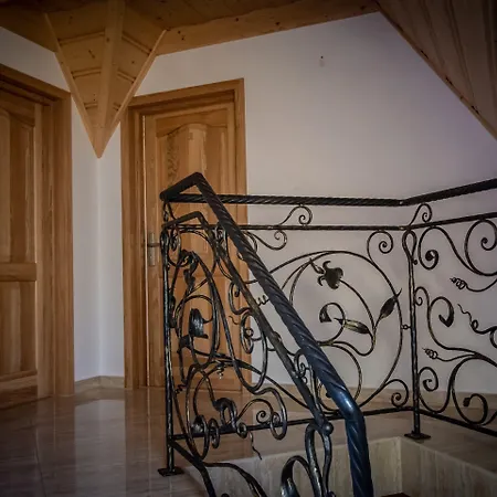 Podhalanski Dworek Z Jacuzzi Oda ve Kahvaltı Leśnica